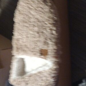 Cozy Tan Fuzzy Slippers Size 11/12 NIB – Memory Foam Comfort!
